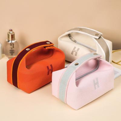 China Durable Korean Portable Cosmetic Bag Skin Care Products Bag Canvas Travel Toiletry Bag Fashion Travel Toiletry Bag for sale