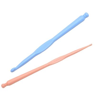 China Plastic Crochet Wool Knitting Plastic Crochet Hook DIY Hand Knitting Tool 12 Piece Universal Crochet Hook for sale