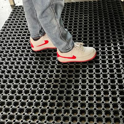 China Durable Washable And Easy To Clean With Small Hole Handle Anti Slip O-Ring Floor Door Rubber Mat for sale