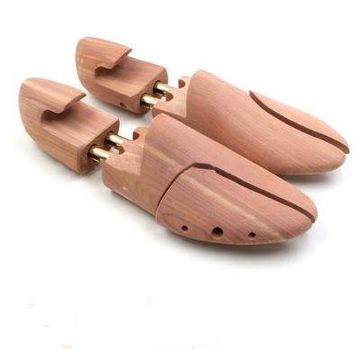 China Factory OEM Shoe Stretcher Cedar Wooden Custom LOGO Shoe Trees Men Adjustable On Sale for sale