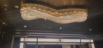 Cina 3000k Lampade a sospensione personalizzate Cristallo vetro Montatura a scarico soffitti alti candelabri in vendita