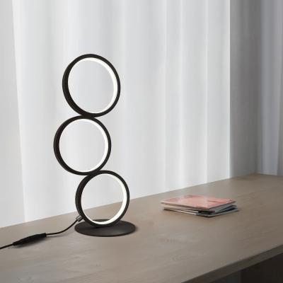 China Lámpara de escritorio de metal elegante de tres anillos para sala de estar dormitorio de hotel Club de iluminación de la luz de la mesa de aluminio moderno apagable en venta