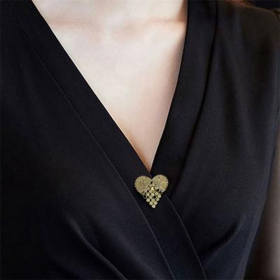 China Fashionable Popular Gold Fringed Love Brooch High Quality Creative Shirt Brooch for sale