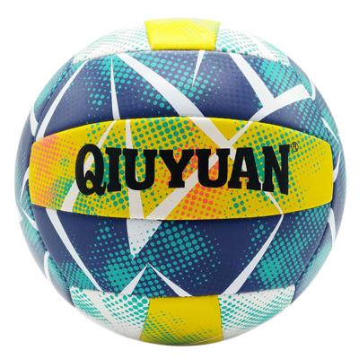 China PVC machine stitched cheap logo customized voleibol printed pvc foam rubber bladder volleyball prices for beach volleyball training en venta