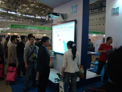 China Se dobla la sala de clase Whiteboard interactivo del tacto con 54inch, resolviendo Whiteboard en venta