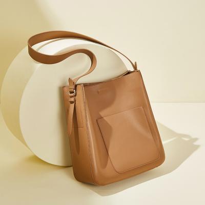 China Fashion 2020 new winter leather women shoulder bag niche design large capacity diagonal bucket retro bag for sale