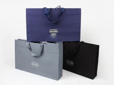 China Kundenspezifische Marken-erstklassige Verpackengeschenk-Taschen-Schwergängigkeits-Stoff-Kleidung Tote Bag zu verkaufen