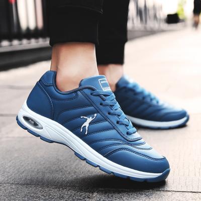 China Spring and autumn sports white men's anti-slippery black shoes plus size men's fashion sneakers men's running shoes for sale