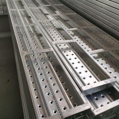 China Hoge sterkte steepelstaalplank EN12811 BS1139 1,2 mm 1,5 mm dikke plank voor gebouwen Te koop