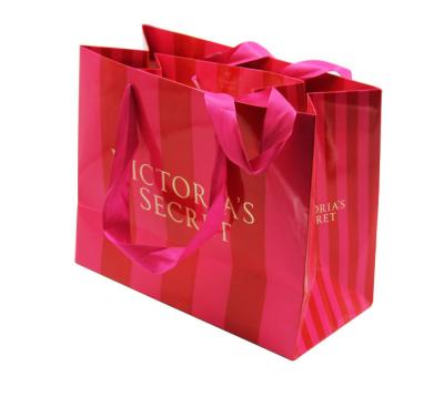 Cina Borse su ordinazione del regalo della carta del boutique che imballano con la stagnola di oro che timbra Logo Suppliers in vendita