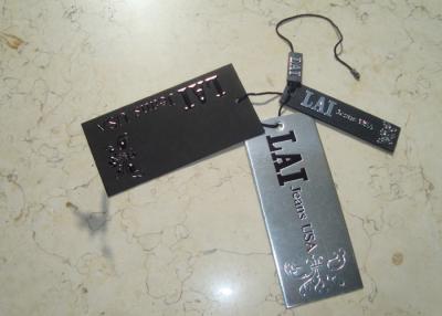 Chine Les labels faits sur commande de luxe Hang Tags Printing Emboss Black d'habillement déjouent emboutissant le logo à vendre