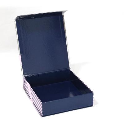 China Recycled Materials Fresh Flower With Handle Floral Basket Folding Kraft Paper Flower Gift Boxes Wedding Packaging Products for sale