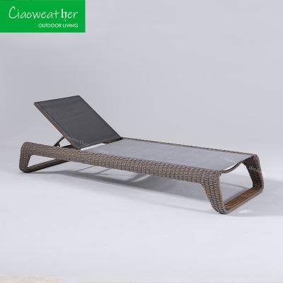 China Hotel Outdoor Pool Lounge stoelen met Vintage Wicker Design en waterdichte kussens Te koop