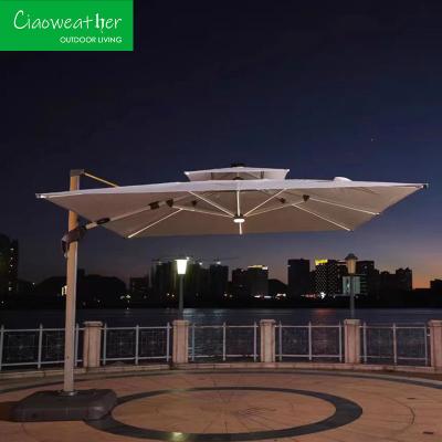 China Muebles para exteriores almohadón con voladizo plegado Parasol con sombrilla de metal Envase de cartón Tejido resistente al agua y estilo moderno en venta