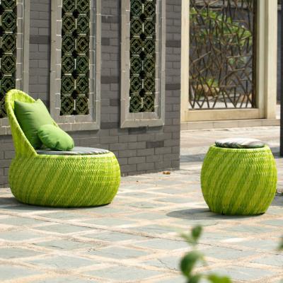 China Embalaje de correo N sillas de rattan de metal Sofá de aluminio pequeño Muebles de jardín de rattan verde a medida en venta