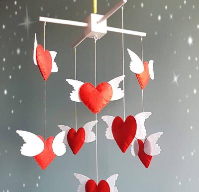 China 100% Eco-Friendly Baby Nursery Decor Shower Gift Babies Felt Red Heart Stuffed Crib Mobile Baby Crib Mobile for sale