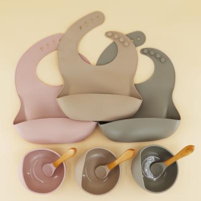 China Daily Life Bpa Free 100% Safe Food Grade Silicone Baby Set High Suction Baby Silicone Bowl Spoon Set With Bibs for sale