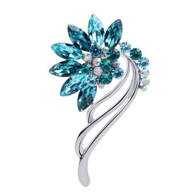 China Luxury Overcoat Cardigan Corsage South Korea Flower Temperament Fashion Pin Buckle Brooch Glass Crystal Pin for sale