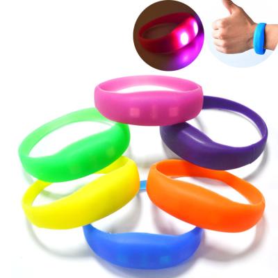 China Kids Play Wristbands Running For Runners Wristbands Led Illuminated Silicone Promotional Logo Wristband for sale