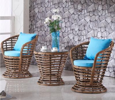 中国 Outdoor Garden PE Rattan Table And Chair The Ultimate Choice For Your Patio Seating Needs 販売のため