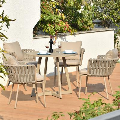 China Muebles de patio de ocio con sillas de ratan PE de estilo europeo y mesa de aluminio en venta