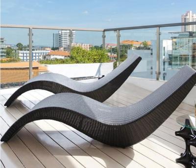 中国 Eco Friendly Beach Swimming Pool PE Rattan S Shaped Lying Bed Lounge Leisure Chair Table 販売のため