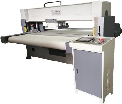 China Garment Shops Leather Clothing And Textiles , Industry Automatic Feeding Die Cutting Machine With Conveyor for sale