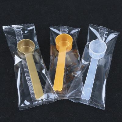 China Viable Custom Yellow White Plastic Gold Scoop Powder Food Grade Doser With Bag Envelope for sale