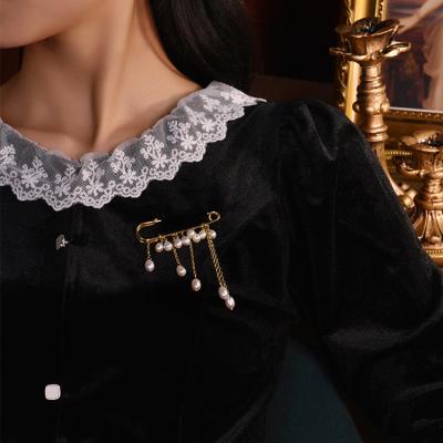 China 2021 new fashion new fashion design coat sweater accessories tassel ALLOY retro French pin temperament tassel brooch for sale