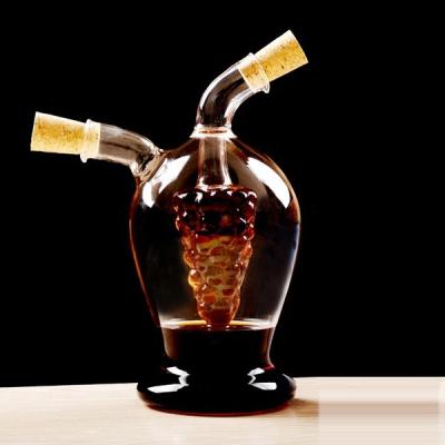 China Sustainable Hand Made Glass Oil Bottle 2 in 1 / Oil and Vinegar Bottle for sale