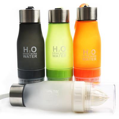 China Wholesale Leakproof Portable Outdoor Lemon Stocked Juice Plastic Drinking Water Bottle With Infuser Fruit for sale