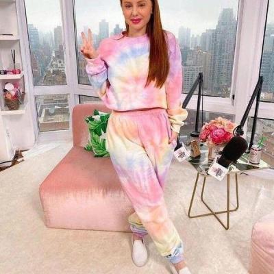 China Anti-wrinkle Pink Printed Round Neck Long Sleeve Sweatshirt Set Lounge Set Clothing Tie Dyeing Two Piece Sets For Women for sale