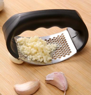 China Stocked hot selling kitchen tools press for home garlic crusher presser handheld stainless steel garlic press rocker for sale