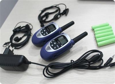 Chine La mini radio T228 remet le talkie-walkie libre avec des batteries d'écouteurs de chargeur à vendre