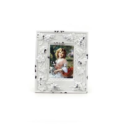 China White Art Deco 2.5inch Hand Carved Grape Resin Picture Frame Ornament Home Decor Ornament for sale