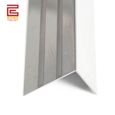 Cina Non Slip Stair Nosing Trim Piastrelle in acciaio inossidabile Scale Edge Trim resistente alla corrosione in vendita