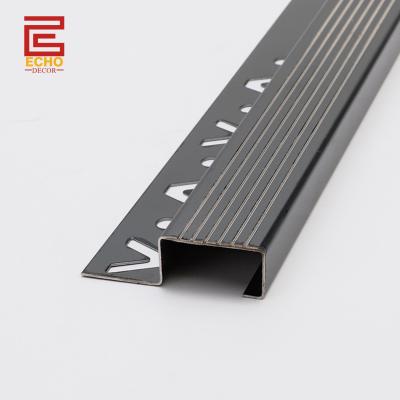 China Escaleras de metal negro duradero 2 pulgadas de corte de la nariz de la escalera exterior en venta