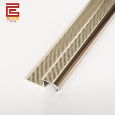 China Anti-deslizante de la escalera de la nariz del recorte de aluminio anodizado Bullnose escalera tapa de la banda de rodadura en venta