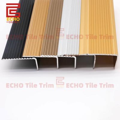 China Decoratieve zwarte metaal trappen neus trim non slip vinyl trappen neus giet Te koop