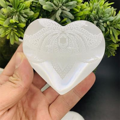 China Europe Wholesale High Quality White Selenite Heart Shape Crystal Pattern Healing Energy Selenite for sale