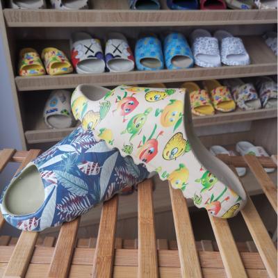 China CUSHIONING Fashion Mens Indoor Slippers Couples Beach Sandals Flip Flops for sale