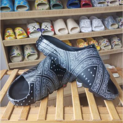 China CUSHIONING 2021 fashion trendy slippers/leisure beach couple slippers/color slippers for men and women for sale