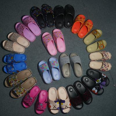 China CUSHIONING A Pair Of Customized Logo Custom Colored Yeezy Slippers for sale