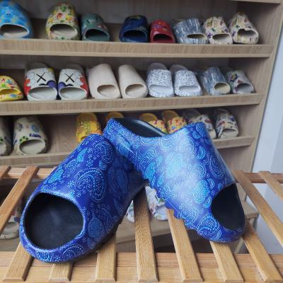 China Custom Cheap LOGO Slipper Men Yeezy CUSHIONING Slips Ladies Slippers 2021 for sale