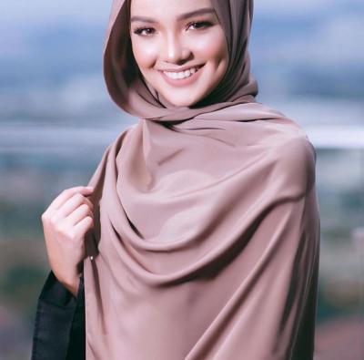 China Hot Matte Satin Fashion Muslim Scarf High Grade Silk Matte Satin Hand Wrapped Headscarf for sale