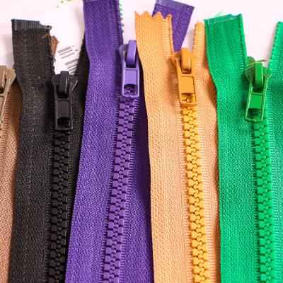 China Viable Factory Wholesale Competitive Price POM M270 M90 Plastic Zipper For Garment Finished Clogged Zipper Resin Teeth Zipper for sale