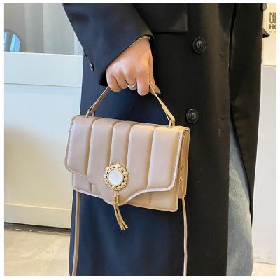 China Lady Fringe Shoulder Bag 2022 Fashionable Trendy PU Fringe Messenger Bag Leisure Small Luxury Square Bag New for sale