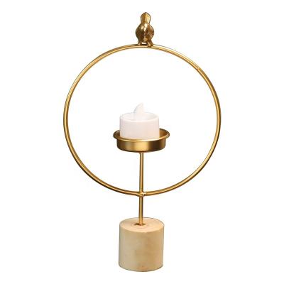 China Wholesale Home Decor European European Wedding Wood Base Round Wire Ring With Decorative Bird Gold Iron Metal Candle Holder Stand for sale