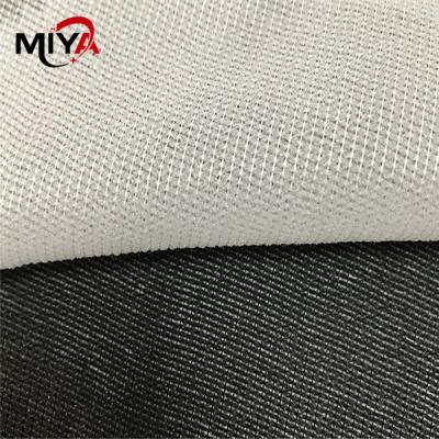 China Het witte Afwijking Gebreide 40gsm-Tricot Smeltbare Interlining Te koop