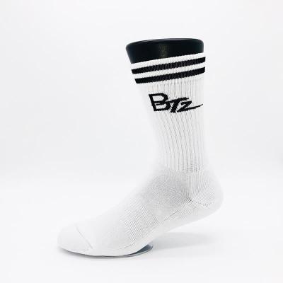 China Breathable Custom Logo And White Stripes Cotton Crew Sports Socks Men for sale